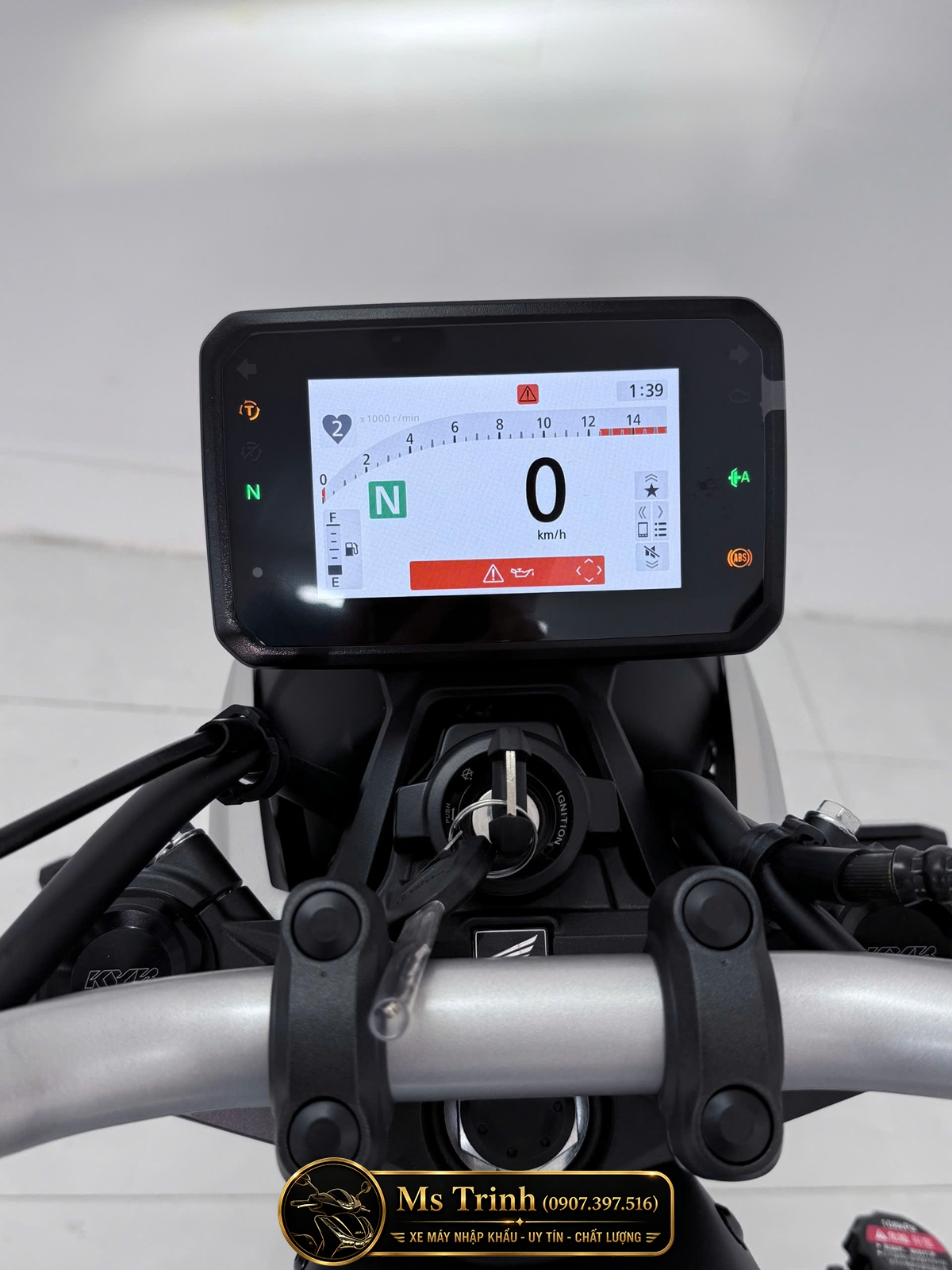 Honda CB500SF Super Four 2026 với màn hình TFT màu hiển thị đầy đủ thông tin vận hành hiện đại